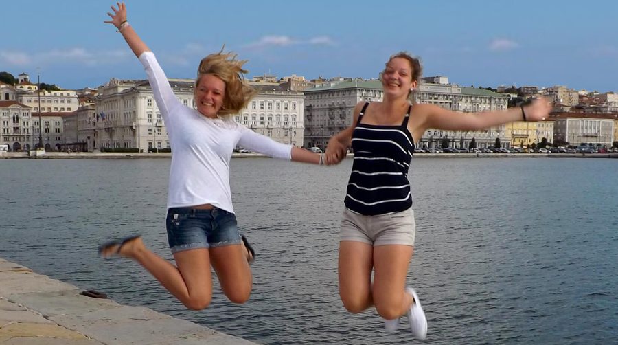 Участницы лагеря Piccola Università Italiana на набережной Триеста