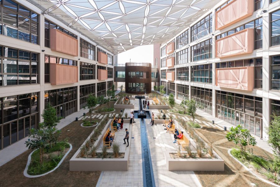 Внутренний двор кампуса University of Birmingham Dubai