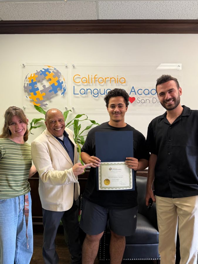 Вручение сертификата в California Language Academy, Сан-Диего